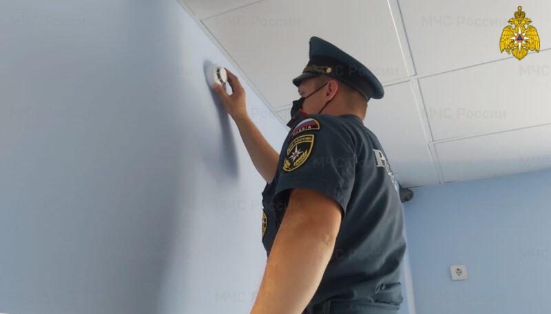 В Тверской области продолжают установку пожарных извещателей для многодетных семей