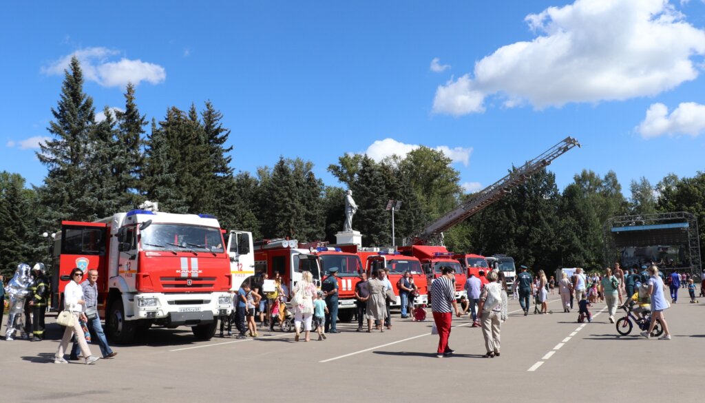 В Ржеве прошла выставка пожарно-спасательной техники