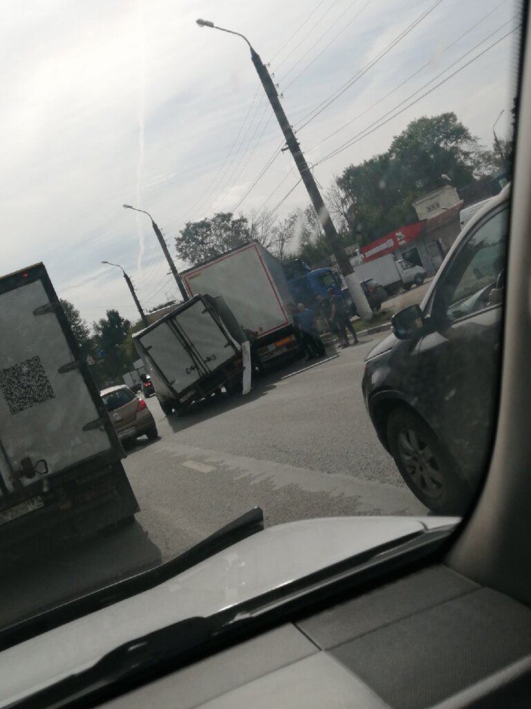 В Твери у Крупского моста столкнулись два грузовика В Твери у Крупского моста столкнулись два грузовика