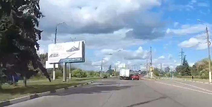 В Твери перед Южным мостом столкнулись кроссовер и грузовик В Твери перед Южным мостом столкнулись кроссовер и грузовик