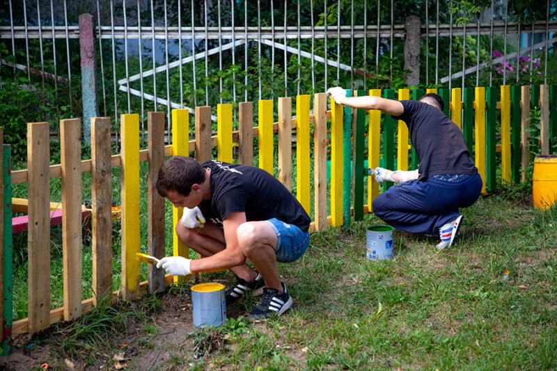 Юлия Саранова привлекла волонтеров к приведению в порядок детской инфраструктуры