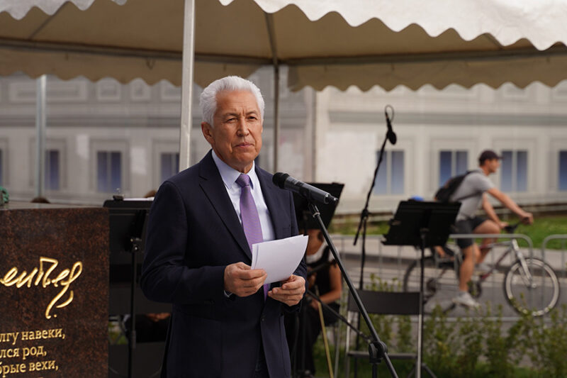 Культурные встречи будут проводить на набережной у памятника Андрею Дементьеву