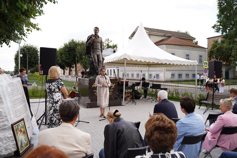Культурные встречи будут проводить на набережной у памятника Андрею Дементьеву