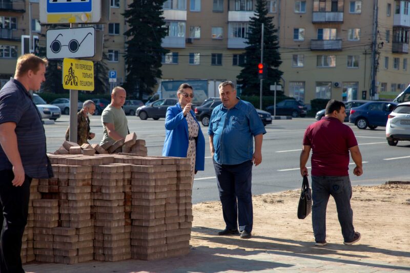 Юлия Саранова проверила адресный ремонт проблемных тротуаров