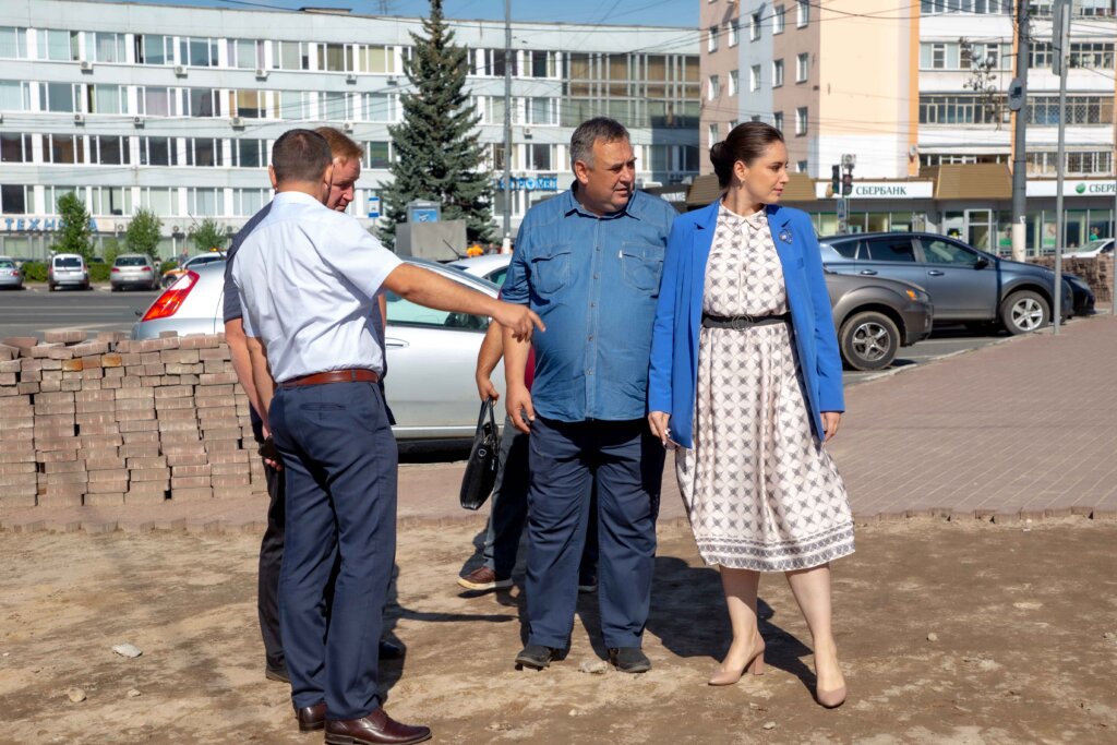 Юлия Саранова проверила адресный ремонт проблемных тротуаров