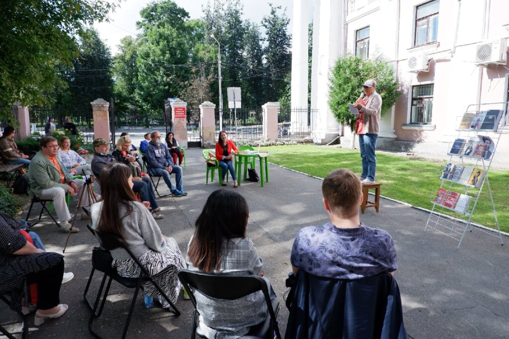 В тверской Горьковке поэты читали стихи на табуретке