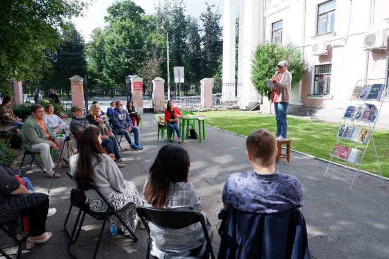 В тверской Горьковке поэты читали стихи на табуретке В тверской Горьковке поэты читали стихи на табуретке