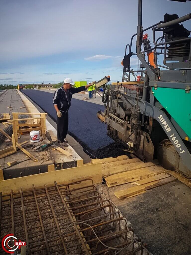 Путепровод через ОЖД в Вышнем Волочке: на мосту заливают тротуары