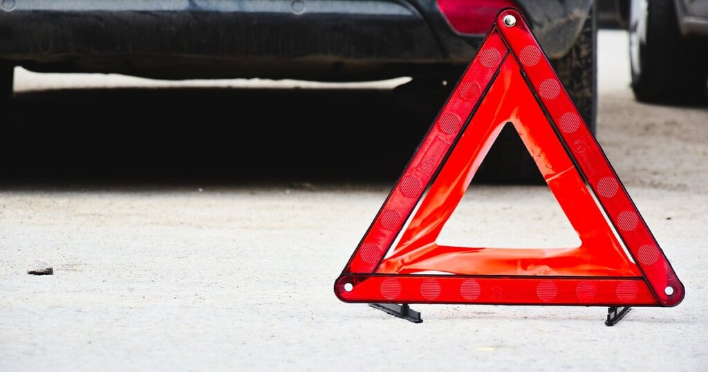 В центре Твери не поделили дорогу Мерседес и ВАЗ