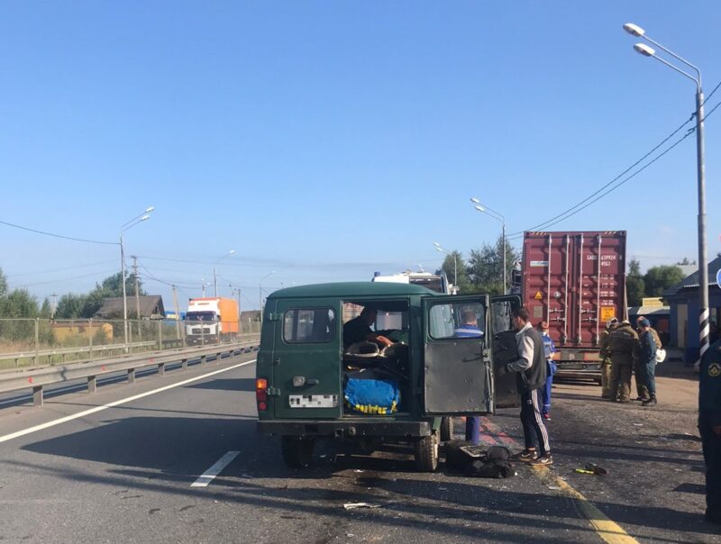 В Тверской области на трассе М-10 автомобиль УАЗ врезался в фуру