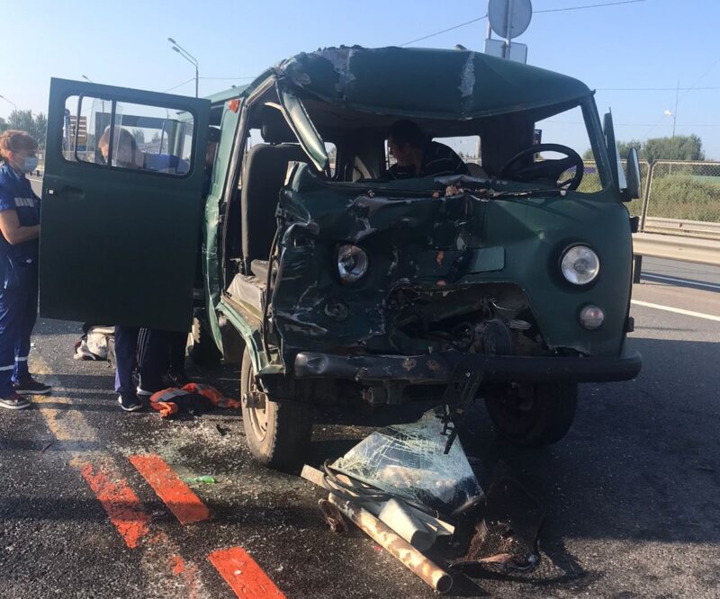 В Тверской области на трассе М-10 автомобиль УАЗ врезался в фуру