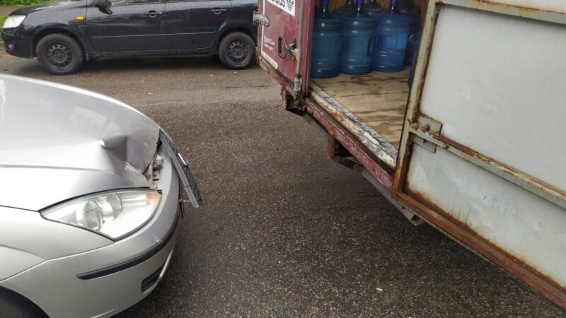 В Твери водитель "Газели" , сдавая задним ходом, врезался в иномарку