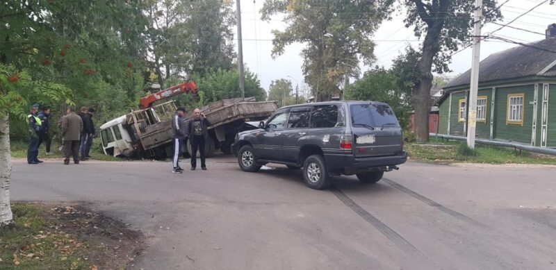 В Тверской области внедорожник влетел в манипулятор В Тверской области внедорожник влетел в манипулятор