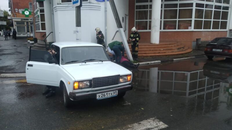 В Твери у "Рюмки" молодой водитель сбил пенсионерку В Твери у "Рюмки" молодой водитель сбил пенсионерку