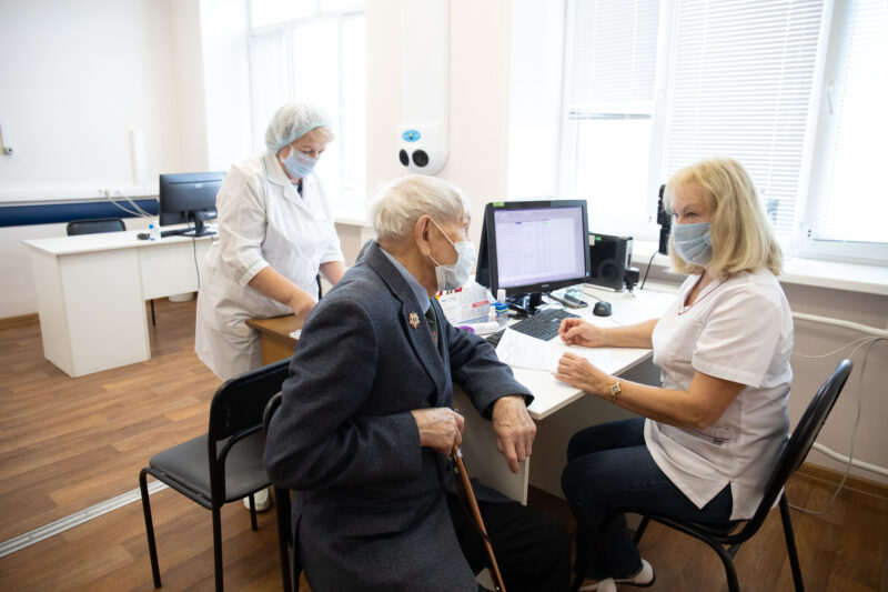 Почетный гражданин Тверской области Иван Кладкевич ревакцинировался против коронавируса