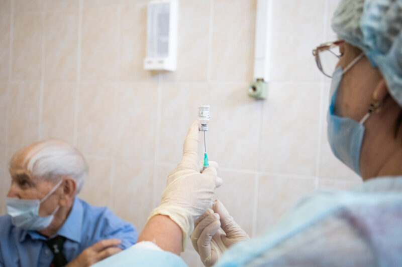 Почетный гражданин Тверской области Иван Кладкевич ревакцинировался против коронавируса