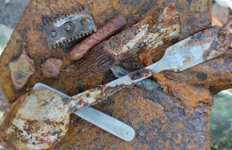 В Ржевском районе поисковики нашли медальон красноармейца