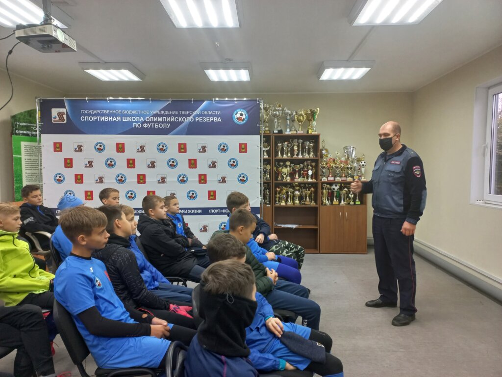 В Твери юным футболистам напомнили о важности использования световозвращающих элементов