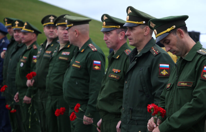 Игорь Руденя и Владимир Васильев возложили цветы к Ржевскому мемориалу Советскому солдату в память о фронтовиках