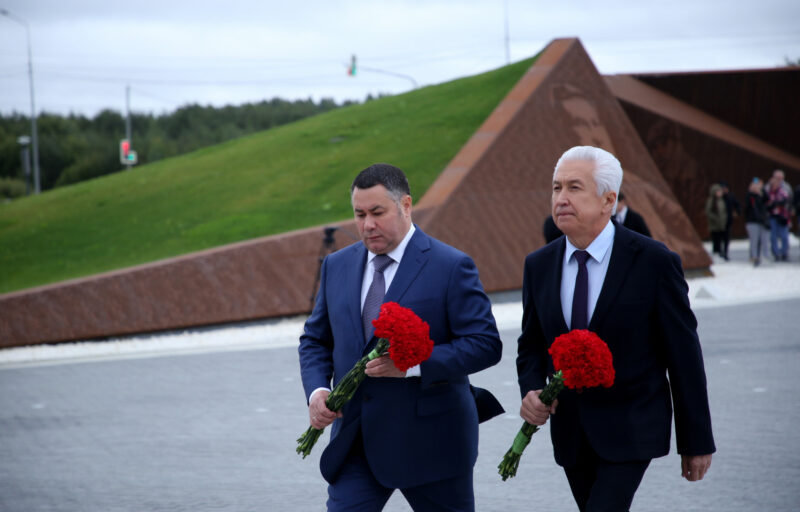 Игорь Руденя и Владимир Васильев возложили цветы к Ржевскому мемориалу Советскому солдату в память о фронтовиках Игорь Руденя и Владимир Васильев возложили цветы к Ржевскому мемориалу Советскому солдату в память о фронтовиках