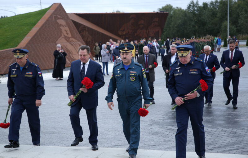 Игорь Руденя и Владимир Васильев возложили цветы к Ржевскому мемориалу Советскому солдату в память о фронтовиках