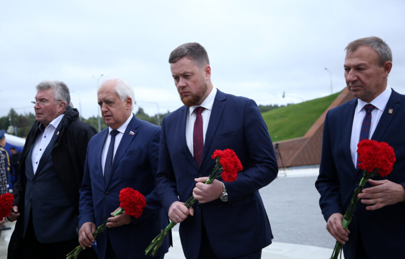 Игорь Руденя и Владимир Васильев возложили цветы к Ржевскому мемориалу Советскому солдату в память о фронтовиках