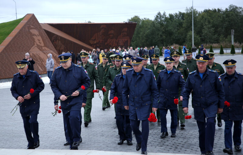 Игорь Руденя и Владимир Васильев возложили цветы к Ржевскому мемориалу Советскому солдату в память о фронтовиках