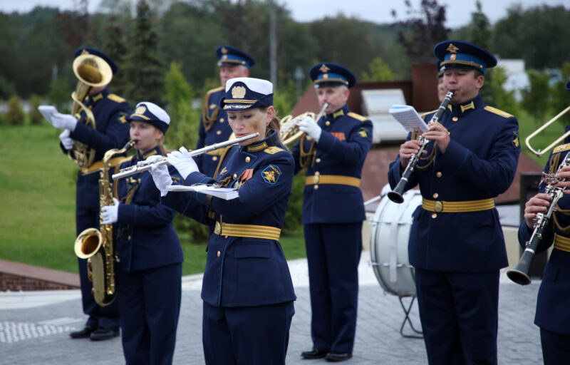Игорь Руденя и Владимир Васильев возложили цветы к Ржевскому мемориалу Советскому солдату в память о фронтовиках
