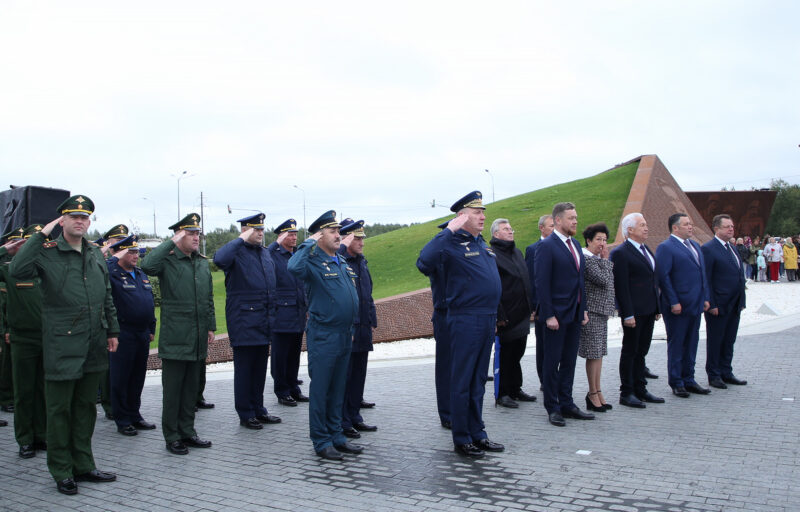 Игорь Руденя и Владимир Васильев возложили цветы к Ржевскому мемориалу Советскому солдату в память о фронтовиках