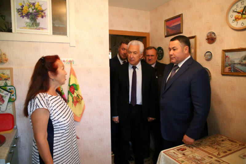 Игорь Руденя проверил качество питьевой воды в жилых домах Ржева