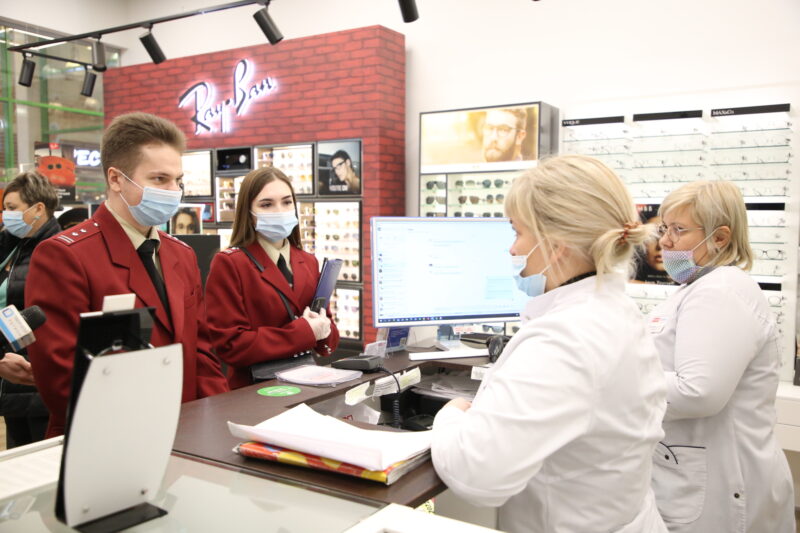 В торговом центре Твери провели рейд по контролю масочного режима