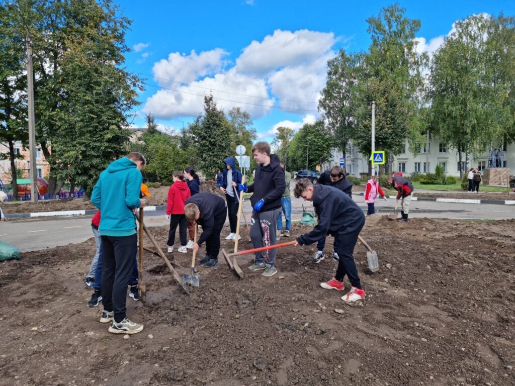 В Нелидово прошел субботник на благоустроенной Октябрьской площади В Нелидово прошел субботник на благоустроенной Октябрьской площади