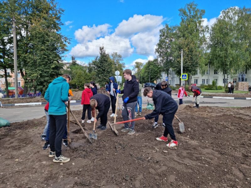 В Нелидово прошел субботник на благоустроенной Октябрьской площади В Нелидово прошел субботник на благоустроенной Октябрьской площади