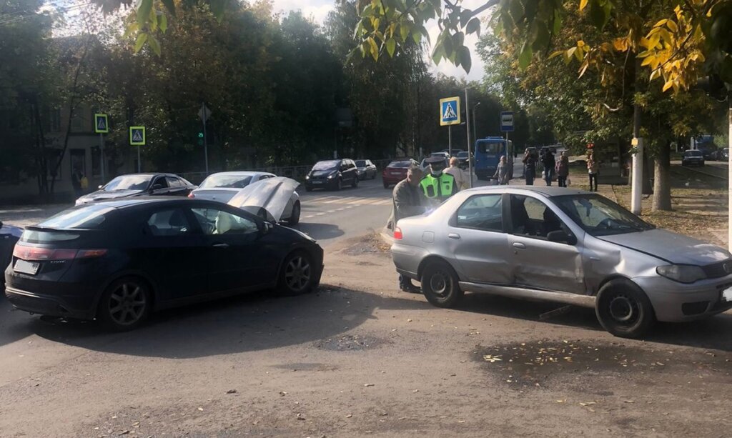 В Заволжском районе Твери при столкновении двух иномарок пострадала женщина-водитель