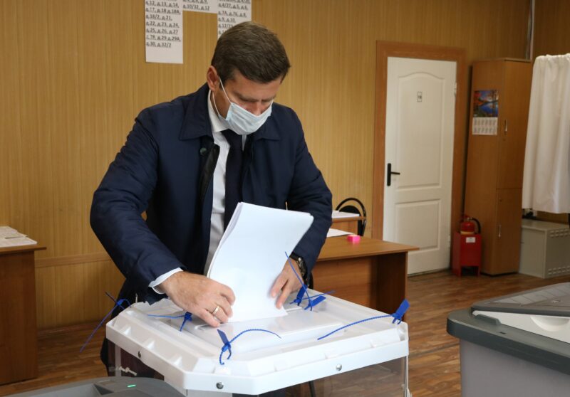 На выборах голосуют тверские депутаты и общественники На выборах голосуют тверские депутаты и общественники