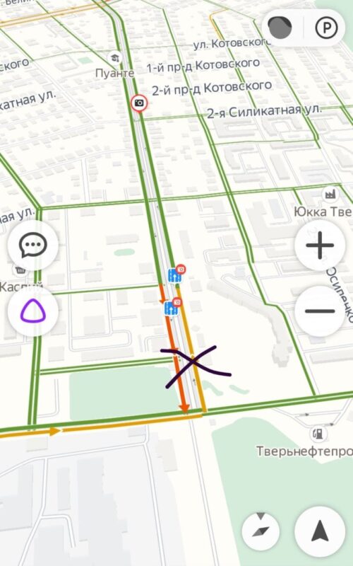 В Твери из-за обвисших проводов затруднено движение