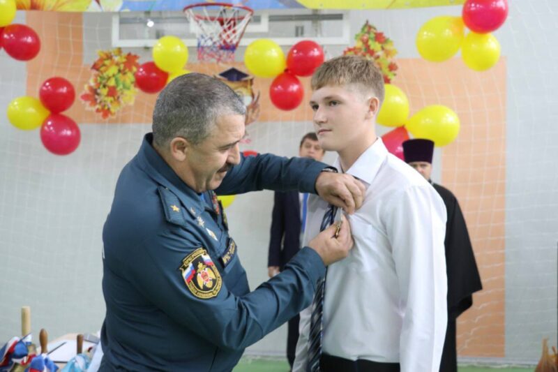 В Красном Холме школьнику вручили медаль «За спасение погибающих на водах»