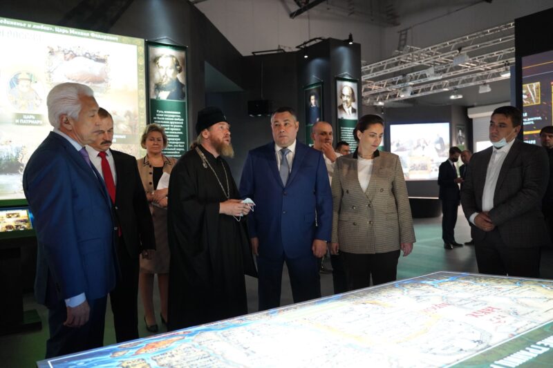 Игорь Руденя и председатель Патриаршего совета по культуре митрополит Тихон провели беседу с молодежью