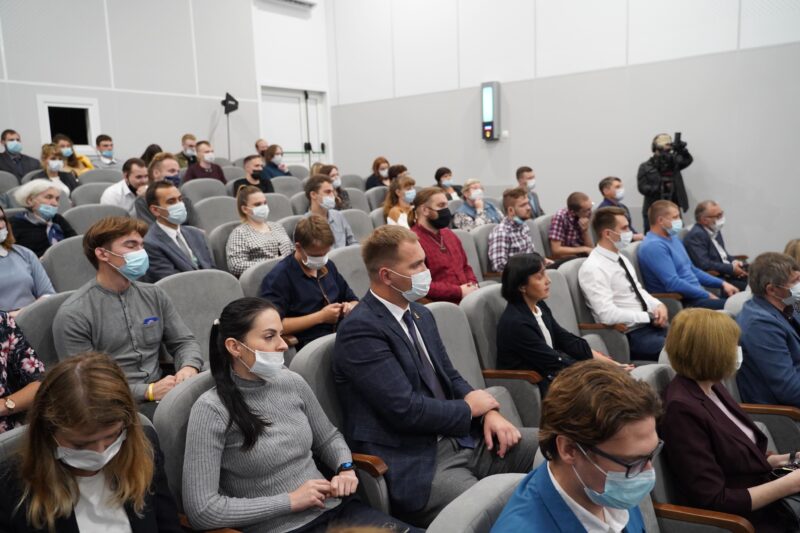 Игорь Руденя и председатель Патриаршего совета по культуре митрополит Тихон провели беседу с молодежью