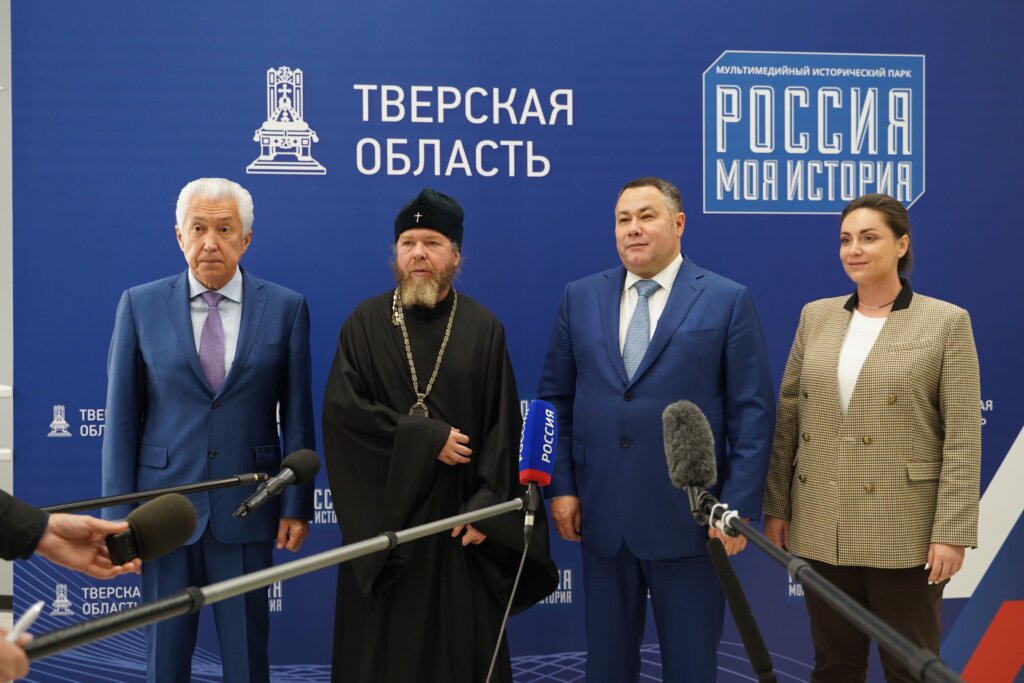 Игорь Руденя и председатель Патриаршего совета по культуре митрополит Тихон провели беседу с молодежью Игорь Руденя и председатель Патриаршего совета по культуре митрополит Тихон провели беседу с молодежью