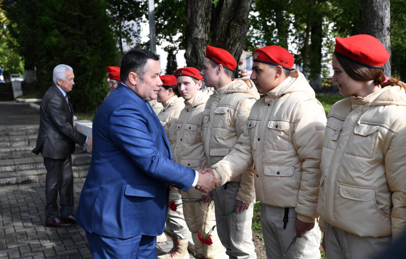 В Бологое Игорь Руденя возложил цветы к мемориальному комплексу «Вечный огонь»