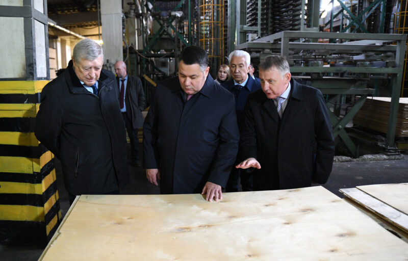 Игорь Руденя и Владимир Васильев посетили Нелидовский ДОК