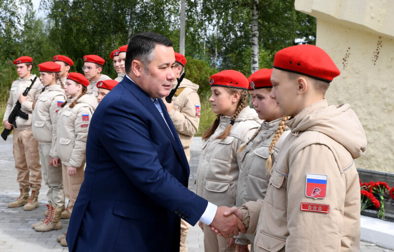 В Конаковском районе губернатор Игорь Руденя возложил цветы к мемориальному комплексу сержанту Васильковскому