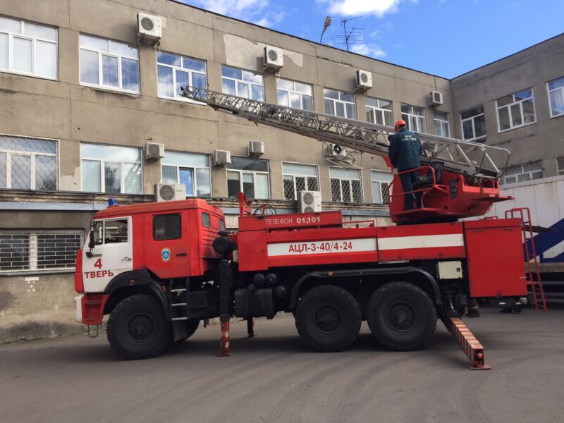Имитация тушения пожара и эвакуация людей из здания – Почта России провела пожарно-тактические учения в Твери