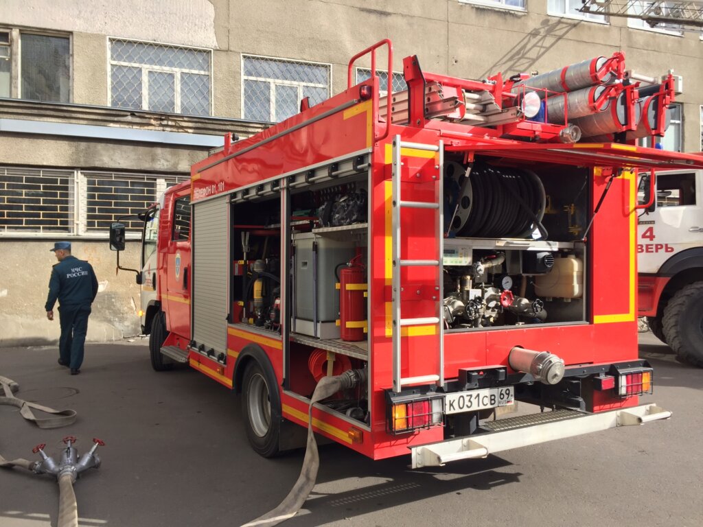 Имитация тушения пожара и эвакуация людей из здания – Почта России провела пожарно-тактические учения в Твери Имитация тушения пожара и эвакуация людей из здания – Почта России провела пожарно-тактические учения в Твери