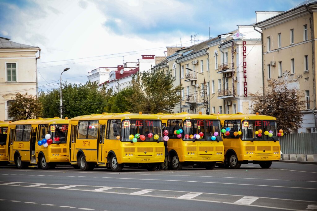В муниципалитеты Тверской области направлены новые школьные автобусы и автомобили скорой медицинской помощи