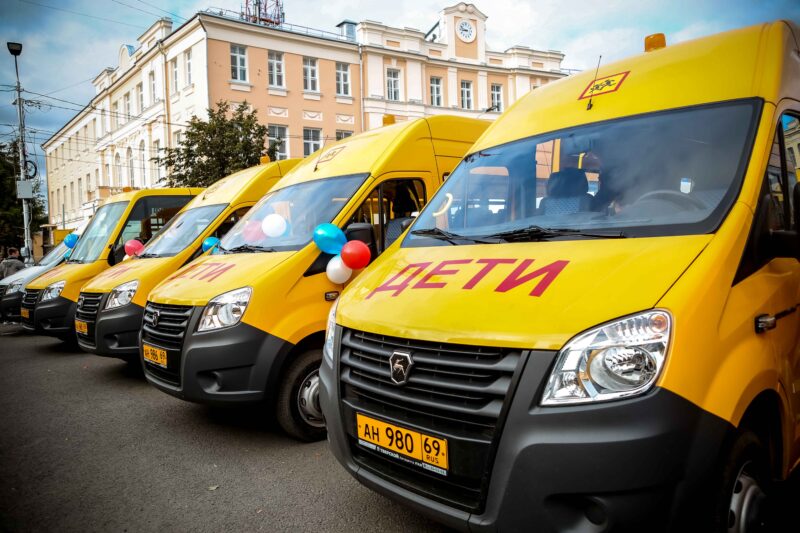 В муниципалитеты Тверской области направлены новые школьные автобусы и автомобили скорой медицинской помощи
