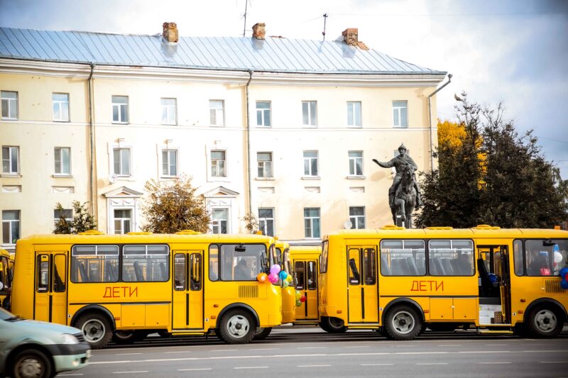 В муниципалитеты Тверской области направлены новые школьные автобусы и автомобили скорой медицинской помощи