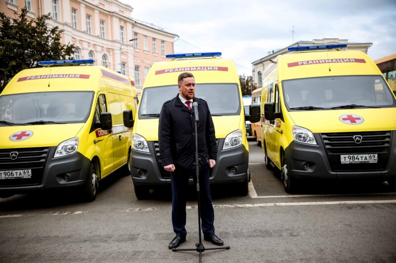 В муниципалитеты Тверской области направлены новые школьные автобусы и автомобили скорой медицинской помощи