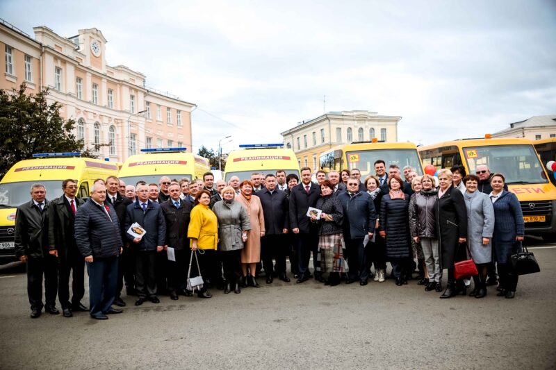 В муниципалитеты Тверской области направлены новые школьные автобусы и автомобили скорой медицинской помощи